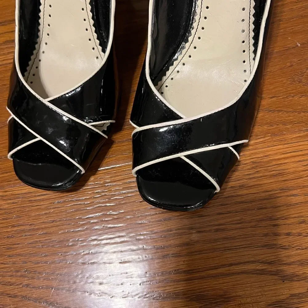 Etienne Aigner gorgeous Gabriel size 9 patent leather black & cream wedge pumps